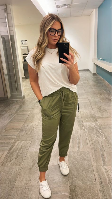 Active Jogger Pants Outfit, Green Joggers Outfit Summer, Canvas Joggers Women Outfit, Jogger Professional Outfit, Tshirt Joggers Outfit, Tshirt And Joggers Outfits, Olive Cargo Joggers Outfit, Joggers And Tshirt Outfit Women, Jogger Pants Outfit Work