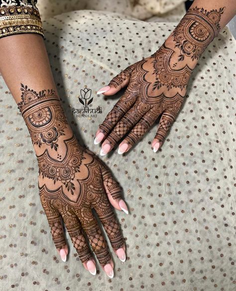 Noshin’s beautiful backhand henna✨ Half Hand Mehndi, Indian Mehndi, Indian Mehndi Designs, Mehndi Style, Bridal Henna Designs, Simple Mehndi Designs Fingers, Modern Mehndi Designs, Back Hand Mehndi Designs, Hand Mehndi