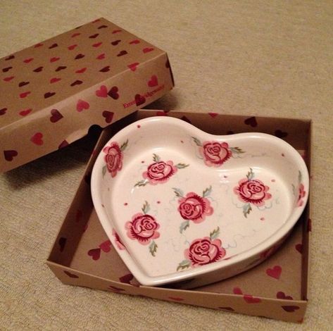 Clay Tray Aesthetic, Heart Clay Tray, Heart Shaped Things, Roses Ceramic, Tray Aesthetic, Bee Heart, Clay Tray, Pink Pottery, Pottery Heart