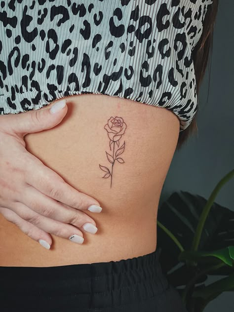 Rib Stomach Tattoos, Rose Tattoo On Side Ribs, Small Rose Hip Tattoo, Rose Tattoo Rib Cage, Tattoo Ideas Female Back Shoulder, Rib Rose Tattoo, Nanas Tattoo, Tattoo Ideas Female Rose, Rose Tattoo On Ribs