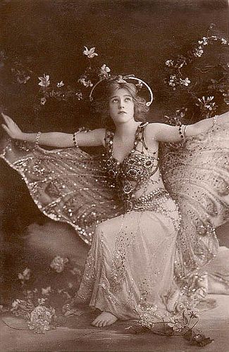 vintage butterfly girl Burlesque Vintage, Vintage Burlesque, Istoria Artei, Madame Butterfly, Vintage Fairies, Foto Poses, Photo Vintage, Old Fashion, Vintage Butterfly