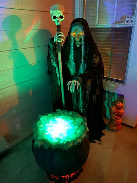 Diy Witch House Outdoor, Witch Props For Halloween, Scary Witch Decorations Diy, Diy Witch Prop, Witches Hut Halloween, Diy Outdoor Haunted House, Outside Halloween Decorations Diy Front Yards, Halloween Witch House Decorating Ideas, Diy Witches Lair