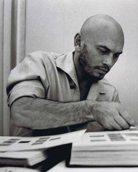 A scruffy bearded Yul Brenner-----hands down best photo I have ever seen of him... Yul Brynner, Deborah Kerr, Bald Man, Hollywood Men, I Love Cinema, Travis Fimmel, Bald Men, Bruce Willis, Photo Vintage