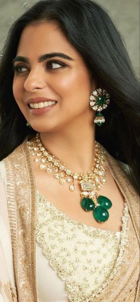 Polki Sets Design Jewellery, Uncut Necklace Designs, Esha Ambani, Polki Jewellery Sabyasachi, Emerald Earrings Indian, Emerald Necklace Indian, Polki Diamond Jewellery, Emerald Jewelry Necklace, Kundan Polki Necklace