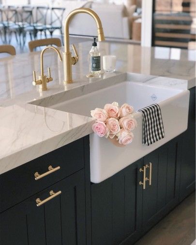 H O M E // farmhouse sink #modernfarmhouse #sbkliving #kitchen #farmhousekitchen Ikea Farmhouse, Farmhouse Sink Faucet, Kitchen Sink Ideas, Gold Faucet, New Farmhouse, Sink Ideas, Best Farmhouse, Gold Kitchen, Farmhouse Sink Kitchen