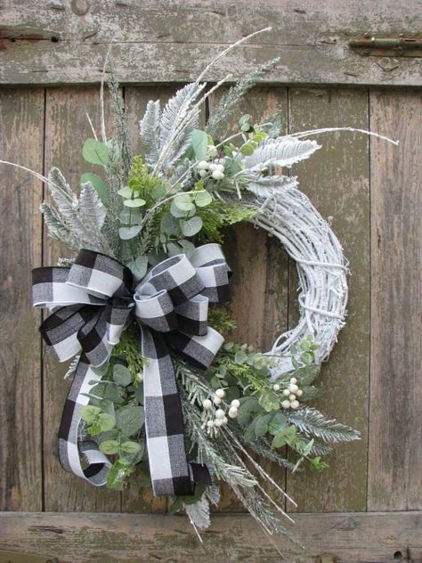 Everyday Wholesome | 100 Best Winter Holiday Wreaths for Front Door & Porch Decor Winter Wreaths For Front Door, Ideas Decoracion Navidad, Koti Diy, Holiday Wreaths Christmas, Rustic Christmas Wreath, Winter Wreaths, Christmas Wreaths Diy Easy, Door Wreaths Diy, Christmas Door Wreaths