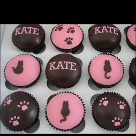 Cat cupcake theme Cat Shaped Food, Paw Print Cakes, Paw Cupcakes, Jungle Cupcakes, National Cupcake Day, Cat Party Ideas, Cupcake Day, Kitten Party, Cat Cup