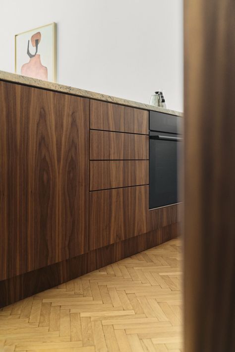 Essence Of The American Walnut – Blog FRØPT Veneer Kitchen Cabinets, Walnut Cabinets Kitchen, Kitchen With Open Shelves, Veneer Kitchen, Ikea Metod Kitchen, Open Kitchen Cabinets, Wood Shelving Units, Minimalist Shelves, Old Wooden Doors