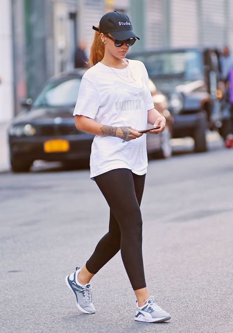 Big Tshirt Outfit, Trainers Outfit, Look Legging, Simply Fashion, Big Tshirt, Rihanna Style, Leggings Outfit, Celebrity Lifestyle, Lazy Outfits