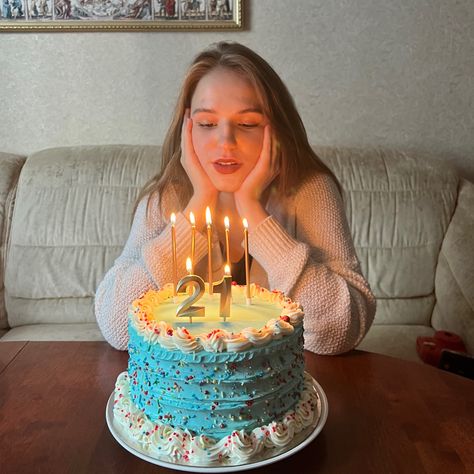 21st Birthday Cake Taylor Swift, Bolo Taylor Swift, Taylor Swift Cake, 22 Taylor, Taylor Swift 22, 21st Bday Ideas, Twenty First Birthday, 21st Cake, Sleepover Birthday Parties