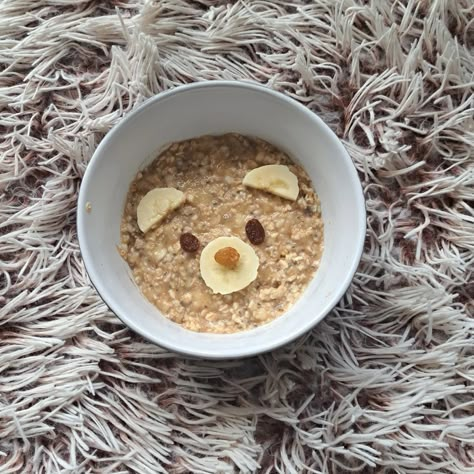 Cute Healthy Meals, Cute Oatmeal Bowl, Eating Bird Food Oatmeal, Small Portion Breakfast Aesthetic, Oats And Fruits Bowl, Oats Bowl Aesthetic, Bowls Ideas, Porridge Bowl, Cute Breakfast