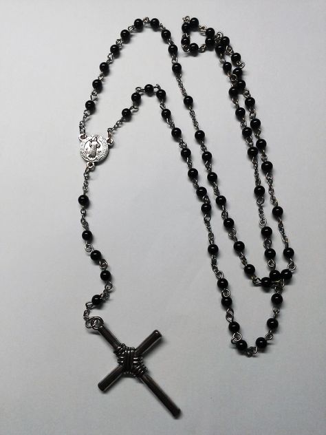 Goth Jewelry Diy, Lisa Swallows, Rosary Aesthetic, Goth Rosary, Rosary Design, Diy Rosary, Rosary Style Necklace, Dollar Store Halloween, Bride Of Chucky