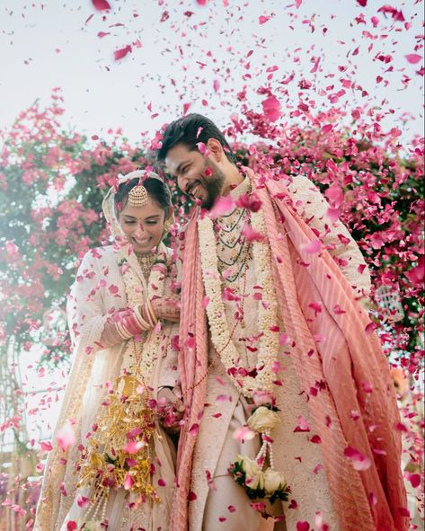 Indian Bridal Family Photos, Per Wedding Photoshoot Ideas, Stage Couple Poses, Indian Wedding Ceremony Photography, Happily Married Couples, Indian Wedding Picture Ideas, Indian Wedding Aesthetic Couple, Indian Wedding Photography Poses Couples Photo Ideas, Indian Wedding Pictures Poses