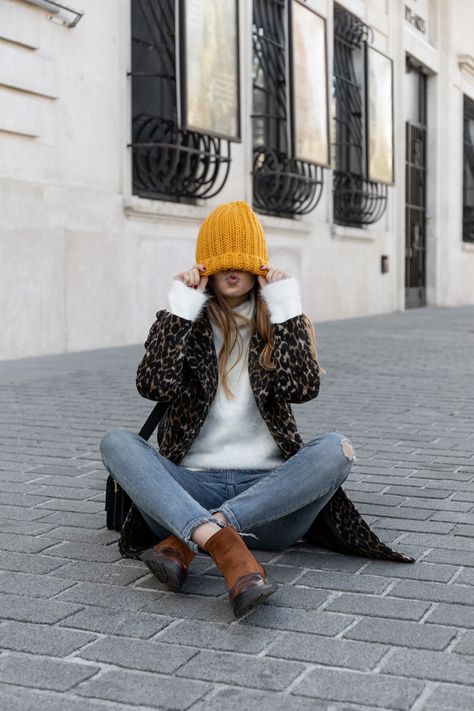 Yellow beanie ! Mustard Beanie Outfit, Beanie Looks Street Styles, Yellow Beanie Outfit, Yellow Hat Outfit, Carhartt Beanie Outfit, Hat Poses, Beanie Outfits, Yellow Beanie, Beanie Outfit