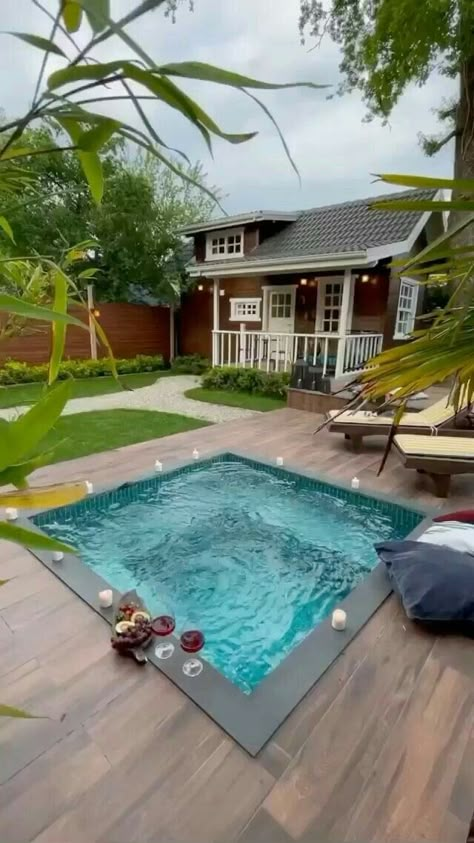 Whirpool Outdoor, Small Indoor Pool, Kleiner Pool Design, Indoor Swimming Pool Design, Pools Backyard Inground, Above Ground Pool Ideas, Ground Pool Ideas, Hot Tub Backyard, Small Pool Design