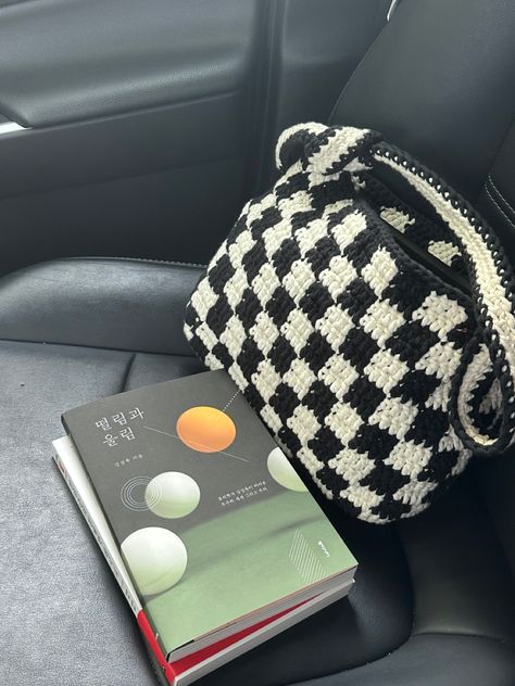 Crochet checkered bag Crochet Checked Bag, Crochet Chess Board, Chess Crochet, Checkerboard Crochet Bag, Checker Crochet, Crochet Star Patterns, Crochet Blanket Stitch Pattern, Crochet Fairy, Crochet Knit Stitches