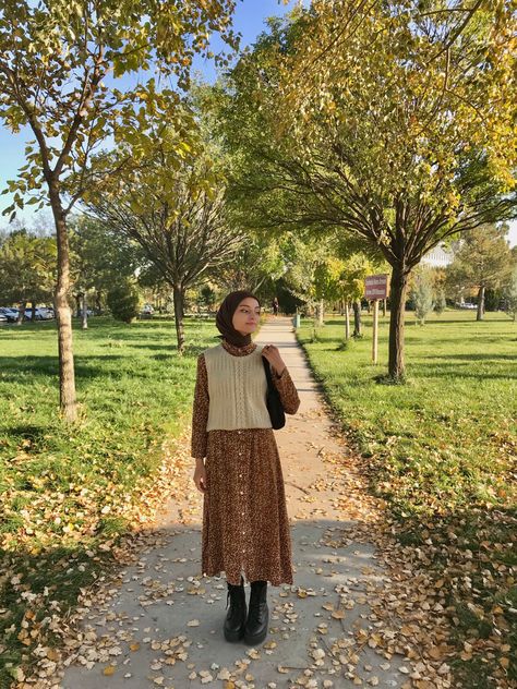 Japan Hijab Outfit, Vintage Hijabi Outfits, Picnic Outfit Autumn, Modest Vest Outfits, Autumn Hijab Outfit Ideas, Fall Outfit Hijab, Modest Autumn Outfits Hijab, Autumn Picnic Outfit, Autumn Hijabi Outfits