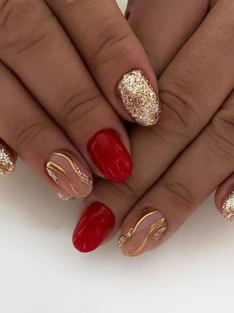 red Christmas nails: red and gold with swirls Shellac Nails Winter 2023, Red And Gold Glitter Nails, Christmas Nails Red And Gold, Short Winter Nails, Mega Base, Gloss Nails, Nail Makeover, Short Red Nails, Xmas Pics