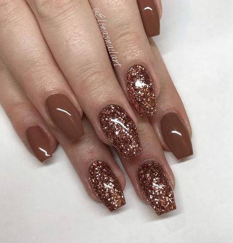 Brown Nails Design With Glitter, Brown Glitter Nails Acrylic, Glitter Brown Nails, Brown And Gold Nails Short, Brown Nails With Gold Glitter, Brown Glitter Nails Fall, Brown And Glitter Nails, Brown Gel Nails Designs, Brown Nails Glitter