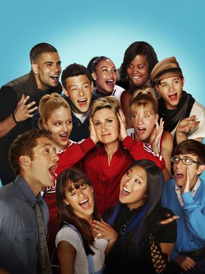 Glee, uma série criada por Ryan Murphy, Brad Falchuk com Chris Colfer, Darren Criss: O professor de espanhol Will Schuester (Matthew Morrison) resolve comandar o coral da escola, Glee Club. Tentando dar nova vida ao grupo, ele procura diferentes alunos, populares e nerds, como Rachel Berry (Lea Michele), Kurt Hummel (Chris Colfer)... Glee Episodes, Mark Salling, Amber Riley, Matthew Morrison, Anna Camp, Sarah Drew, Circus Characters, Kevin Mchale, Photo Star