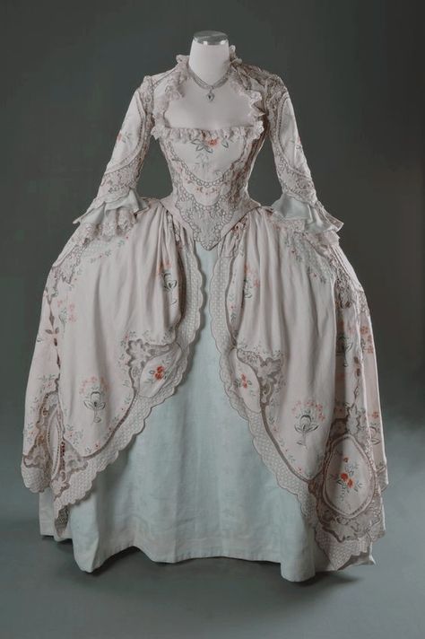 Ballgown Vintage Victorian Dresses, 18th Century Dresses Royal, 18th Century French Dress, English Ball Gown, Old Gowns 18th Century, French Gowns 18th Century, 1700s Royal Fashion, French Dresses 18th Century, 1700s Ballgown