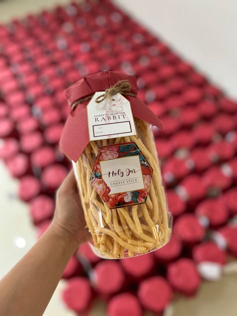 Hampers Lebaran Aesthetic, Christmas Hampers Photography, Eid Hampers Ideas, Imlek Hampers, Cny Packaging, Hampers Snack, Cny Hampers, Ide Hampers, Hampers Idea