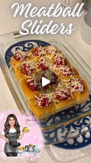 Stormi Smith on Instagram: "Hey y’all, tonight we’re making Meatball Sliders! ❤️🏈 

Ingredients
* 12 Hawaiian Rolls 
* 12 Frozen Meatballs 
* ½ cup Marinara sauce 
* 1 cup Mozzarella cheese 
Garlic Butter:
* 2 tbsp butter 
* ¼ tsp minced garlic 
* 1/4 tsp Italian blend 
* 1/4 tsp parsley 
* 1/4 tsp crushed red pepper 
Preparation
1. Set your oven to 375 degrees. Melt your butter, and then add your garlic, and seasonings. Mix together. 
2. Using a paring or serrated knife, carefully carve out a small concave in each Hawaiian roll.
3. Using a pastry brush, brush your butter on your rolls lightly, and in the holes. Bake for 5-6 minutes. 
4. Carefully remove your rolls from the oven, and put a little bit of cheese in your holes, followed by sauce, and meatball. Cover with more sauce, and fini Meatball Sliders Hawaiian Rolls, Hawaiian Meatballs, Meatball Sliders, How To Make Meatballs, Frozen Meatballs, Hawaiian Rolls, Slider Recipes, Pastry Brushes, Marinara Sauce