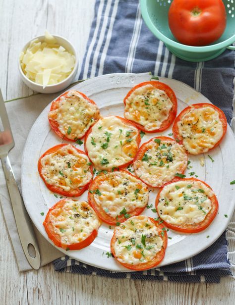 Parmesan Tomatoes, Baked Parmesan Tomatoes, Aesthetic Logo, Baked Tomatoes, Wallpaper Photography, Tomato Vegetable, Logo Wallpaper, Juicy Tomatoes, Mini Pizza