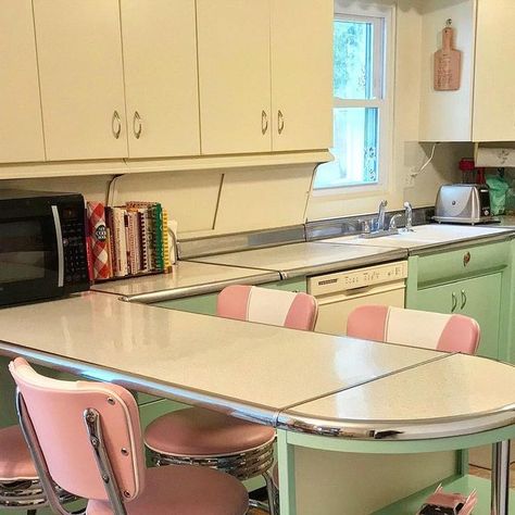 Retro Kitchen Ideas 1950s, Rockabilly Kitchen, 50s Kitchen Vintage, 50’s Kitchen, 1950’s Kitchen, 1950 Kitchen, Maximalist Apartment, 50s Home Decor, Diner Bar