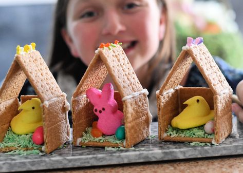 Make An Adorable Peep House for Easter (Fun Kids Craft!) Edible Easter Basket, Houses Cute, Easter Gingerbread House, Peeps Crafts, Edible Grass, Easter Egg Candy, Easter Gathering, Green Food Coloring, Easter Peeps