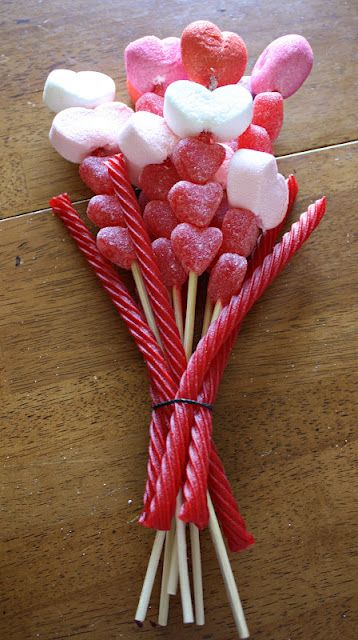 Candy Kabobs Valentines, Candy Kabobs, Friend Valentine Gifts, Valentine Bouquet, Sweet Trees, Candy Flowers, Candy Cakes, Candy Crafts, Flowers Bouquet Gift