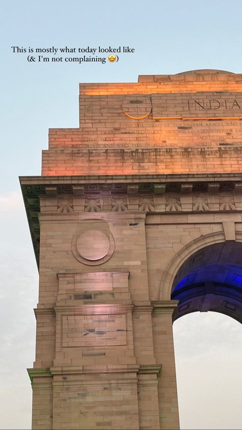 India Gate Snapchat Stories, India Gate Photography Poses, India Gate Aesthetics, Purani Dilli Aesthetic, Delhi Instagram Story, Travelling Captions, Indian Tourism, Delhi Tourism, Delhi City