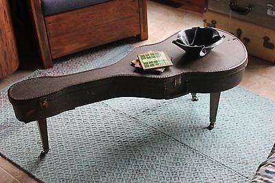 guitar case coffee table | Vintage Guitar Case Coffee Table wth 60's Legs, Record Bowl, Music ... Diy Table Design, Music Furniture, Zimmer Diy, Trendy Music, Guitar Room, Music Room Decor, Display Table, Guitar Case, Music Decor