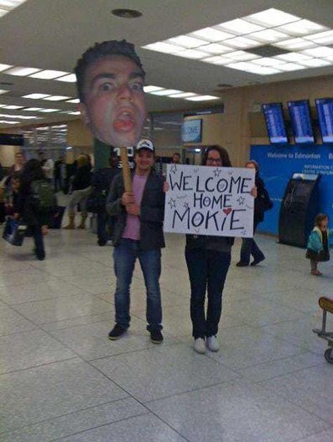 Funny Welcome Home Signs, Airport Welcome Signs, Funny Airport Signs, Airport Signs, Greeting Sign, Welcome Home Signs, Face Off, Bad Timing, Crafts Ideas