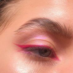 a neon hot pink eyeliner look with pink shimmery eyeshadow, brushed out brows, and long lashes Hot Pink Eyeliner, Pink Eyeliner, Maquillage On Fleek, Shimmery Eyeshadow, Make Up Inspiration, Eyeliner Makeup, Edgy Makeup, Makeup Eye Looks, Eye Makeup Art