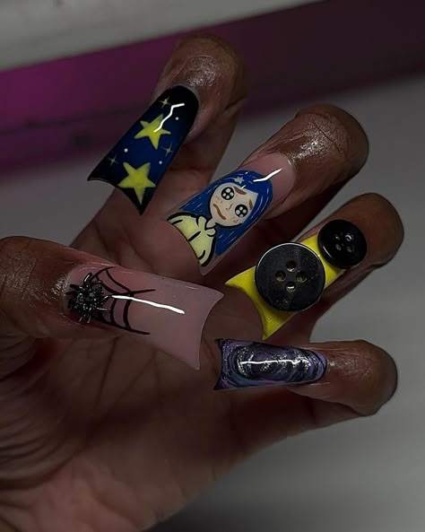 Coraline inspired nails 🌼Don’t forget to book those appointments. 💗SEPTEMBER APPOINTMENTS AVAILABLE 💗 𝑼𝒔𝒊𝒏𝒈 𝒎𝒚 𝒏𝒂𝒊𝒍 𝒕𝒊𝒑𝒔 𝒚𝒐𝒖 𝒄𝒂𝒏 𝒑𝒖𝒓𝒄𝒉𝒂𝒔𝒆 𝒃𝒚 𝒄𝒍𝒊𝒄𝒌𝒊𝒏𝒈 𝒕𝒉𝒆 𝒍𝒊𝒏𝒌 𝒊𝒏 𝒎𝒚 𝒃𝒊𝒐 You can get these nail charms by clicking the link in my bio and purchasing from my Amazon storefront #𝒏𝒚𝒄𝒏𝒂𝒊𝒍𝒕𝒆𝒄𝒉 #𝒃𝒓𝒐𝒐𝒌𝒍𝒚𝒏𝒏𝒂𝒊𝒍𝒕𝒆𝒄𝒉 #𝒏𝒂𝒊𝒍𝒔 #𝒏𝒂𝒊𝒍𝒕𝒆𝒄𝒉𝒕𝒊𝒑𝒔 #𝒏𝒂𝒊𝒍𝒂𝒓𝒕 #𝒏𝒂𝒊𝒍𝒔𝒐𝒇𝒊𝒏𝒔𝒕𝒂𝒈𝒓𝒂𝒎 #𝒂𝒄𝒓𝒚𝒍𝒊𝒄𝒏𝒂𝒊𝒍𝒔 #𝒇𝒓𝒆𝒆𝒔𝒕𝒚𝒍𝒆𝒏𝒂𝒊𝒍𝒔 #𝒃𝒊𝒓𝒕𝒉𝒅𝒂𝒚𝒏𝒂𝒊𝒍𝒔 #𝒏𝒂𝒊𝒍𝒔 #𝒇𝒓𝒆𝒏𝒄𝒉𝒏𝒂𝒊𝒍𝒔 #𝒔𝒉𝒐𝒓𝒕𝒂𝒄𝒓𝒚𝒍𝒊𝒄𝒏𝒂𝒊𝒍𝒔 #𝒂𝒕𝒍𝒏𝒂𝒊𝒍𝒕𝒆𝒄𝒉 #𝒂𝒕𝒍𝒂𝒏𝒕𝒂𝒏𝒂𝒊𝒍𝒕𝒆𝒄𝒉 #blacknailtech Coraline Nails Acrylic, Coraline Inspired Nails, Caroline Nails, Duck Nails Y2k, Coraline Nails, Nail Tech Career, Nail Set Ideas, Free Nails, Nail Glam