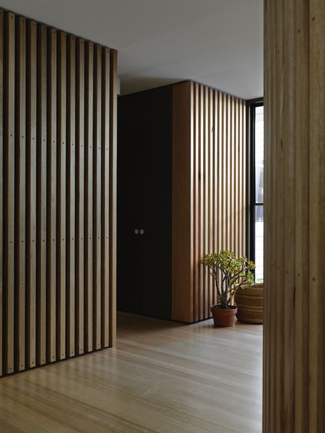 GOODWOOD Victorian Ash timber battens by Kennedy Nolan Architects. Timber Feature Wall, Vstupná Hala, Interior Cladding, Timber Battens, Timber Walls, Wood Cladding, Timber Cladding, Top Interior Designers, Wooden Slats