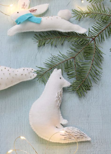 Have a Woodland Christmas Tree Theme? Make some felt woodland ornaments! Check out the blog for DIY felt animal ornaments, including this DIY Felt Fox Ornament! Lots of adorable woodland ornament DIY on the blog. Easy DIY felt Christmas tree ornament ideas featuring woodland felt ornaments. Christmas Animal Ornaments, Xmas Felt Decorations, Felt Christmas Decorations Patterns Free, Felt Animal Ornaments, Tree Ornament Ideas, Crafternoon Ideas, Diy Felt Animals, Felt Garlands, Felt Ornaments Diy