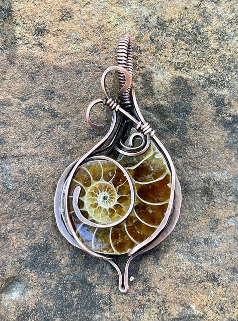 Beautiful Ammonite Fossil Pendant set in hammered and wire wrapped Copper. Approximately 2 5/8" long and 1 3/8" wide. Ammonites are extinct cephalopods related to modern squids and octopuses. They had spiral shells, tentacles and would have looked similar to the modern nautilus despite not being closely related. Based Ammonite Wire Wrap, Hammered Metal Jewelry, Ammonite Pendant, Ammonite Jewelry, Wire Wrap Cabochon, Wire Wrapped Stone Jewelry, Copper Jewellery, Wire Wrapped Jewelry Tutorials, Copper Wire Jewelry