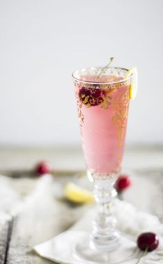 An adult Shirley Temple that involves champagne? Yep, we know what we're whipping up for New Year's. Click through for more champagne cocktails you'll need to count down to 2017. French 75 Recipe, Champagne Recipes Cocktails, Champagne Drinks, Mother Days, Creative Cocktails, Champagne Cocktails, Prosecco Cocktails, Pregnant Lady, French 75