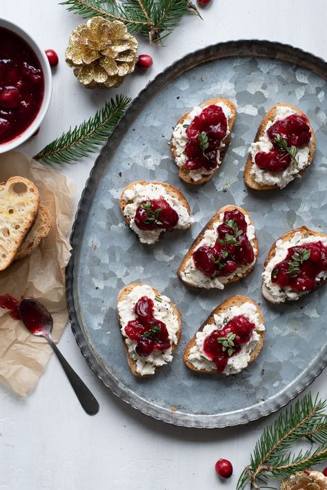 Vegan Cranberry and Herbed Cheese Crostini - Spoonful of Plants, Easy Vegan Cranberry and Herbed Cheese Crostini appetizer recipe that may come in handy for your New Year's celebrations. In fact, you may already have the ingredients leftover in your fridge! Vegan New Years Recipes, Vegan Crostini, Healthy Snack Plate, Homemade Crostini, Thanksgiving Guide, Crostini Toppings, Crostini Appetizer, Cheese On Toast, Christmas Hosting