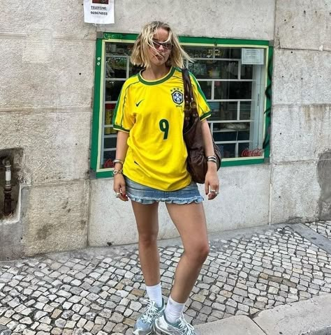 Sporty Feminine Outfits, Brazil Clothing, Outfit Retro, Europe Outfits, Jersey Outfit, Black Jersey, Football Outfits, Fit Ideas, Streetwear Men Outfits