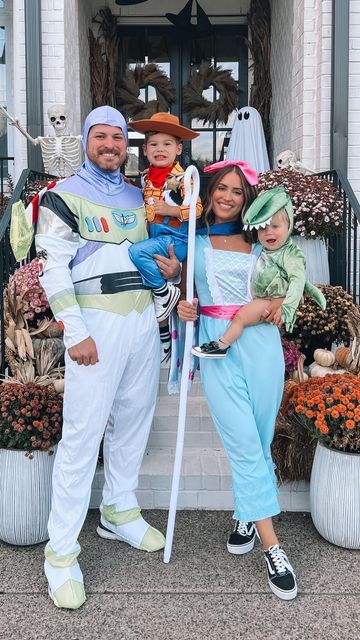 Halloween Family Toy Story, Family Of Three Disney Costumes, Family Of 4 Halloween Costumes Toy Story, Family Of 4 Toy Story Costumes, Family Of 3 Halloween Costumes Toy Story, Family Halloween Toy Story, Toystory Halloween Family, Family Of 4 Disney Costumes, Tou Story Halloween Costumes