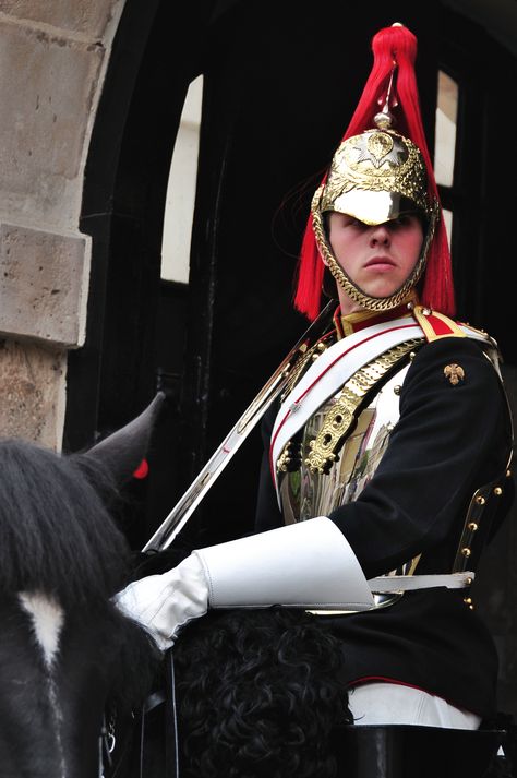 Blues and Royals | A mounted sentry from the Blues and Royal stands watch at Horse Guards Parade. London England Photography, British Guard, Royal Horse Guards, Queens Guard, Horse Guards Parade, Horse Guards, British Armed Forces, Royal Guard, Royal Marines