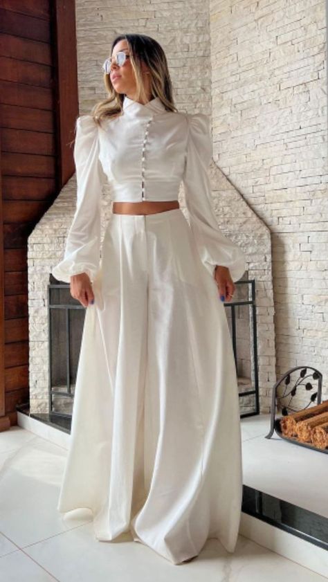 Outfit: Swimsuit + flowy cover-up + flip-flops
Accessories: Beach bag and wide-brimmed hat Concert Dresses, Trendy Dress Outfits, Modest Fashion Outfits, Looks Chic, Style Mistakes, Fashion Design Clothes, Mode Inspiration, Looks Vintage, Trendy Dresses