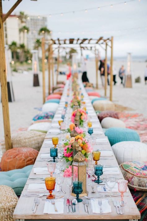 Beach Dinner Parties, Bohemian Party Decorations, Diner Party, Ibiza Party, Wedding Glassware, Bohemian Table, Bohemian Party, Place Wedding, Dinner Party Decorations