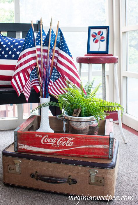 Patriotic Porch Decor, 2x4 Bench, Patriotic Porch, Diy Glue, Vintage Milk Can, Bench Outdoor, Fourth Of July Decor, Patriotic Crafts, Diy Bench