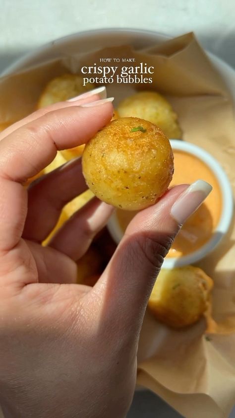 Crispy garlic potato bubbles Ingredients: 4 large boiled potatoes Salt to taste 2 tbsp corn flour 1 tbsp garlic powder 1 tsp black… | Instagram Potato Bubbles, Boiled Potatoes Recipe, Potato Balls Recipe, Potato Balls, Mash Potatoes, Black Pepper Oil, Crispy Garlic, Stuffed Potato Balls, Potato Snacks