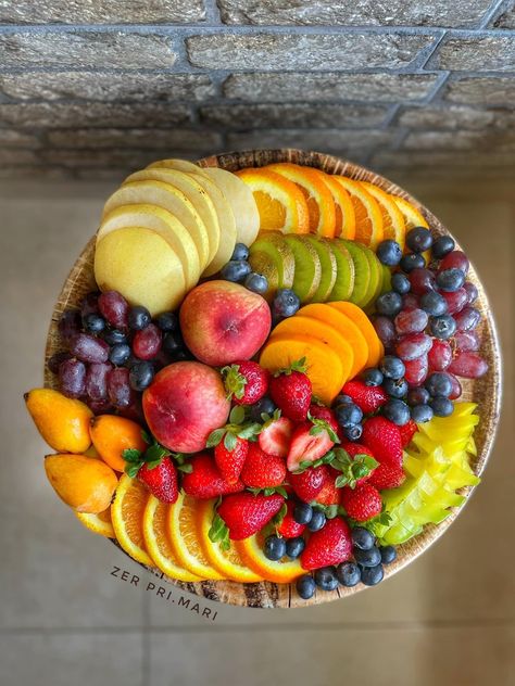 Summer Fruits Aesthetic, Aesthetic Fruit Bowl, Bowls Of Fruit, Fruit Platter Ideas, Picnic Date Food, Aesthetic Fruit, Amazing Food Platters, Fruit Platters, Fruit Platter Designs