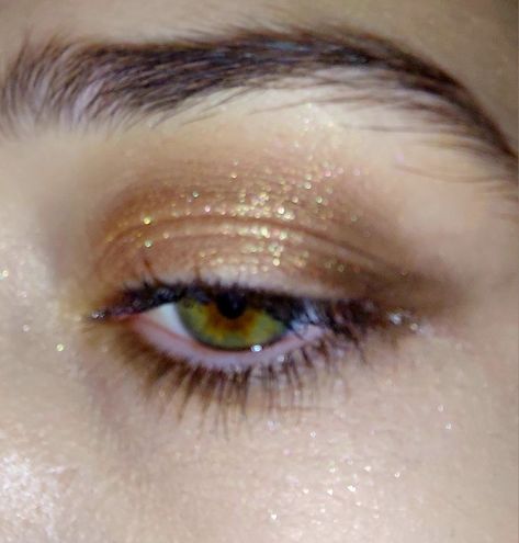 Eyeshadow look for green eyes. Gold Eyeshadow Aesthetic, Gold Dewy Makeup, Silver Sparkly Makeup, Soft Glam Gold Makeup, Saltburn Makeup, Gold Shimmer Nails, Chunky Glitter Makeup, Nye Eye Makeup, Eye Makeup For Small Eyes